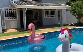 Casa para alugar 3 suítes e um Quarto